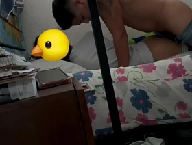 Me acosté en la cama de un pollito para echármelo y dejarle mis mecos adentro