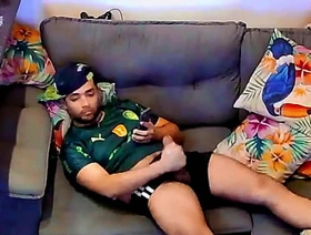 Torcedor do Palmeiras assistindo jogo e socando uma boa punheta com seu imenso pau