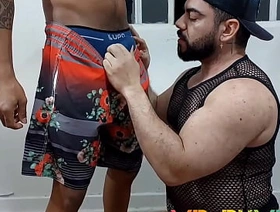 PEDI PARA O ENTREGADOR DO DELIVERY E ELE COLOCOU MAIS CALDA NO MEU DOCE PARA EU COMER. ( COMPLETO NO RED E SUBSCRIÇÃO)