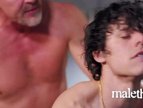20yo Twink Hooks Up With An Older Man Grindr