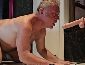 Con el dildo fino y la máquina de follar por detrás y por delante - AnzzoSan
