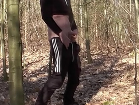 Beim Joggen im Wald gepisst