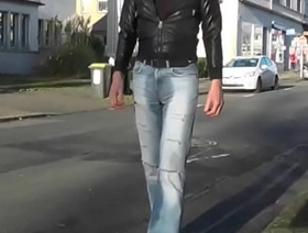 Jeans öffentlich eingenässt