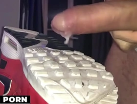 24 - BAD GUY CUMS ON AIRMAX 90