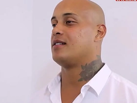 Chefe maromba metendo pica no funcionário novinho