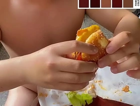用食物汉堡包自慰射出后当成调味料吃掉