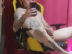 Vejam eu todo lisinho e gostoso então por que acham que eu vou querer ficar com pessoas mais velhas