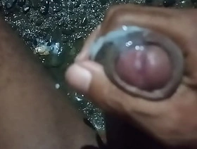 tocandose rico asta tirar la rica leche que guarda en sus ricos huevos