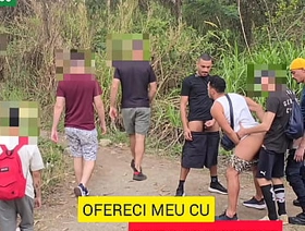 LEVEI 2 AMIGOS HÉTEROS PARA FODER MEU CU EM PÚBLICO, ONDE HOMENS COSTUMAM FAZER CAMINHADA. ENQUANTO CADA UM SE RESERVA PARA COMER MEU CU, UMA PLATEIA DE HOMENS OBSERVA E SE MASTURBAL.