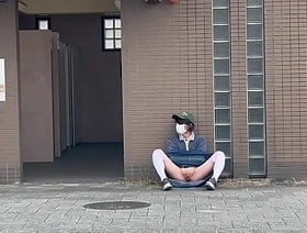 女装子まゆちゃんが公園駐車場のトイレ前でロングスカートでパンチラ露出を楽しんでいたのにがまんしきれずパンツを脱いで下半身丸出し露出プレイを楽しむ