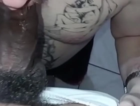 O que acontece quando um Playboyzinho tatuado e rabudo, cai nas garras de dois Picudos famintos na comunidade.... Macetada e esculacho. Completo no Xvideos Premium