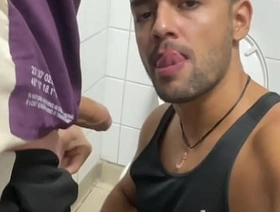 MAMANDO UM VAGABUNDO DE PICA ROSADA NO BANHEIRO
