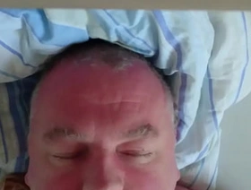 Das Gesicht von Nylonjunge beim Orgasmus